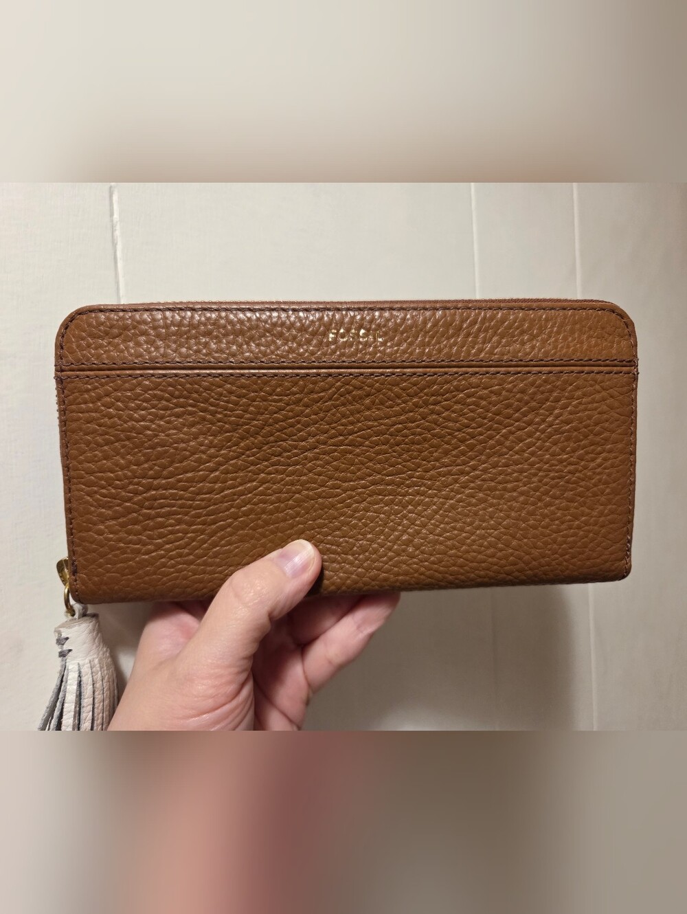 Fossil Pebbled Leather Zip Wallet - Tan Brown With White Tassel Zipper